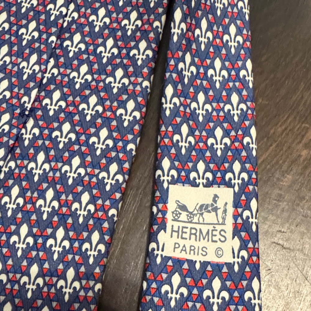 Hermes 100% Silk Tie with Fleur-De-Lis Pattern 7137 FA - Picture 4 of 5